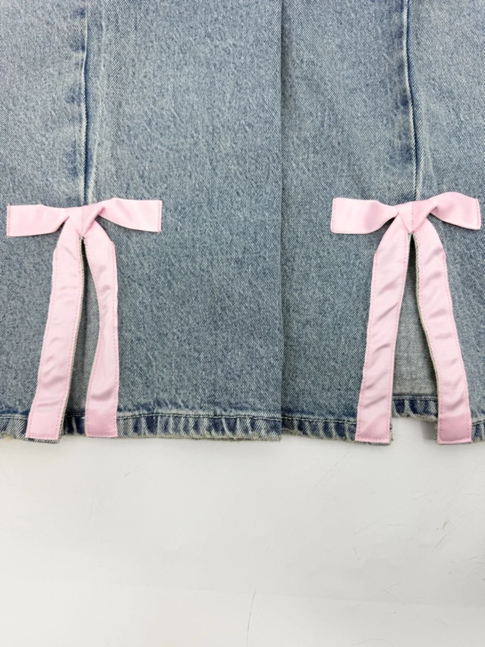 No Boundaries Wide Leg Jeans Light Wash Denim w/Pink Ribbon Detail Size 2 NWT - Picture 6 of 15